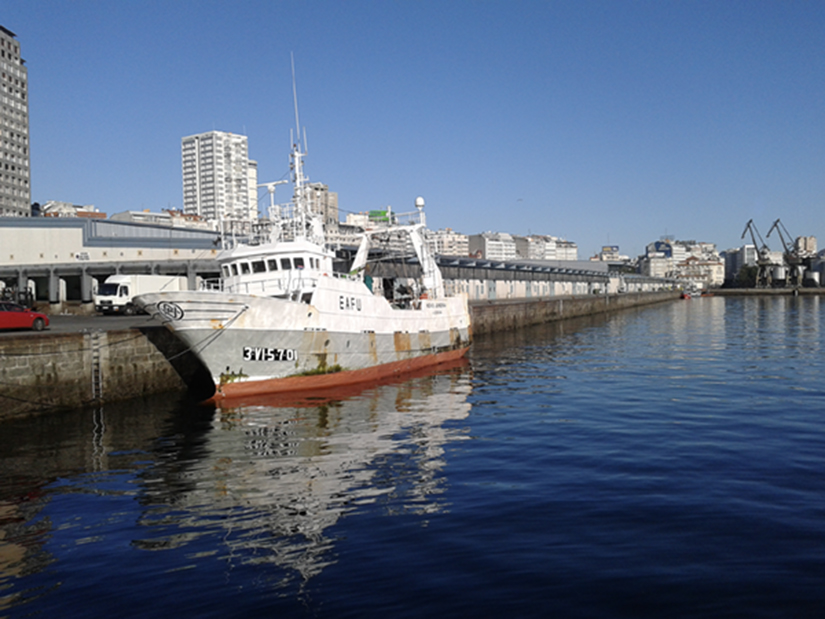 Abanderamiento de un barco de arrastre en el Puerto de Linares Rivas, A Coruña, fotografiado por un ingeniero de Ingemar Naval en A Coruña