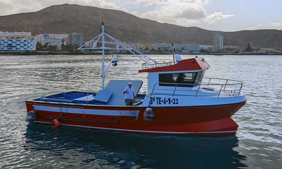 Prueba de embarcación de pesca en Los Cristianos, Tenerife Embarcación de pesca para El Hierro en pruebas de navegación en Los Cristianos, Tenerife.