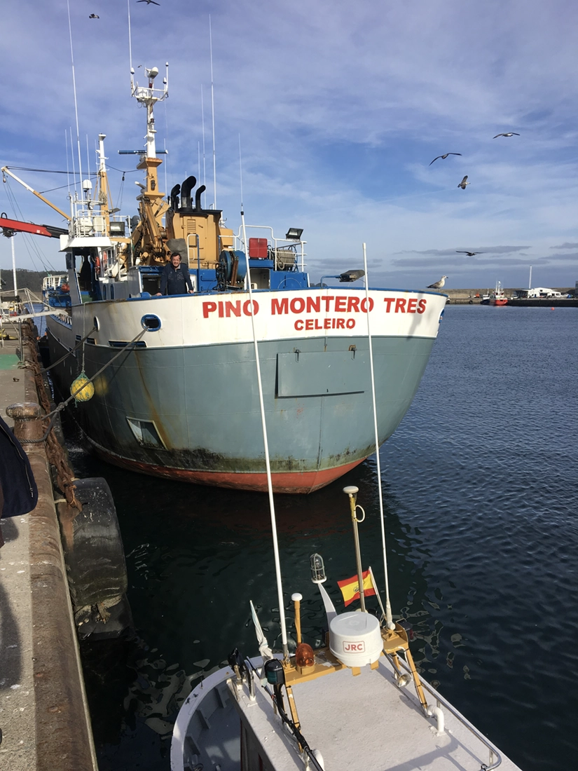 Verificación de la estabilidad de un barco del pincho en el Puerto de Celeiro, Burela, fotografiado por un ingeniero de Ingemar Naval en Burela<br />
