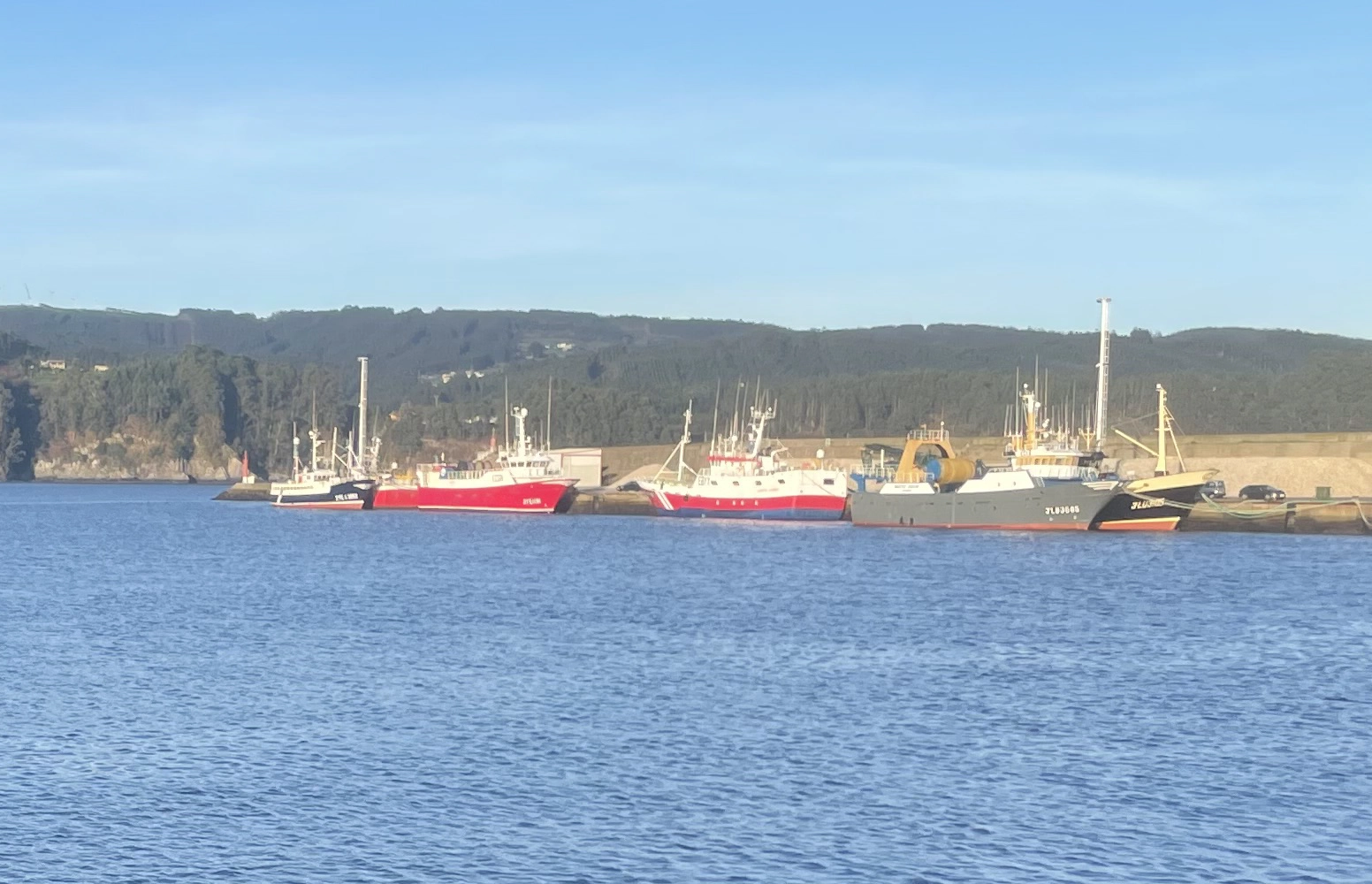 Puerto de Celeiro en Burela con barcos pesqueros, fotografiado por un ingeniero de Ingemar Naval en Burela<br />
