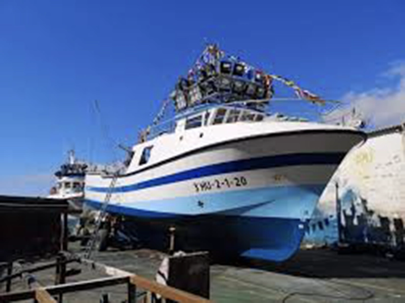 Nueva construcción de un barco para pesca de chirla y almeja en el Puerto de Isla Cristina, Huelva, fotografiada por un ingeniero de Ingemar Naval en Huelva<br />
