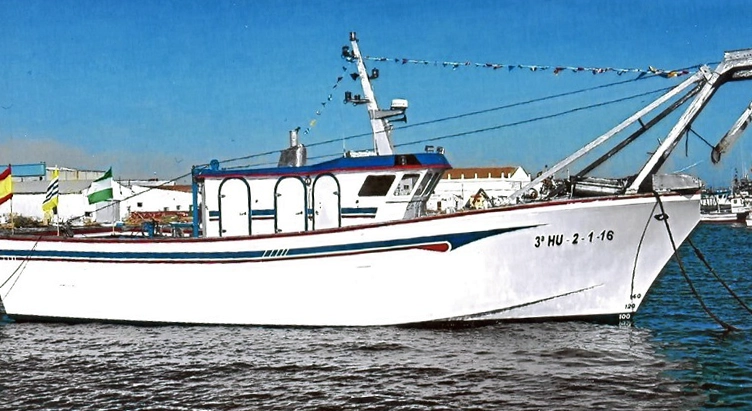 Nueva construcción de un barco de cerco o traíña en el Puerto de Isla Cristina, Huelva, fotografiada por un ingeniero de Ingemar Naval en Huelva<br />
