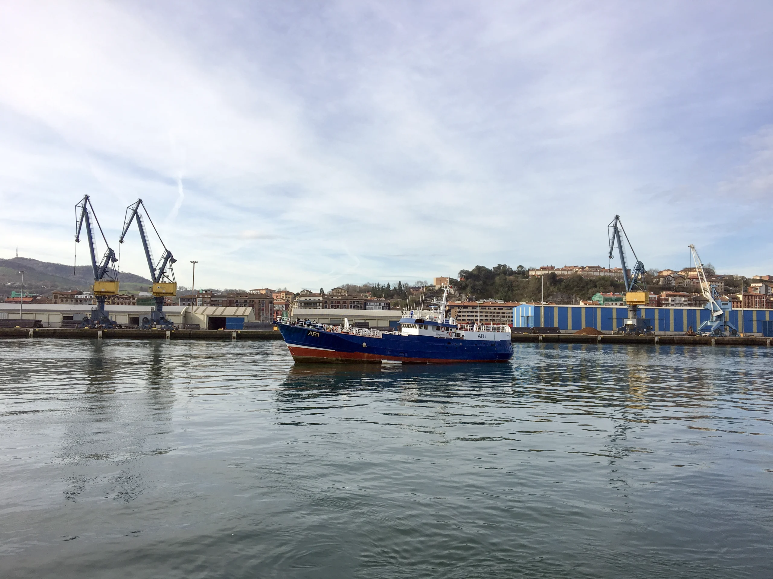 Verificación de la estabilidad de un barco inglés en el Puerto de Donibane, Pasajes, fotografiada por un ingeniero de Ingemar Naval en Pasajes<br />
