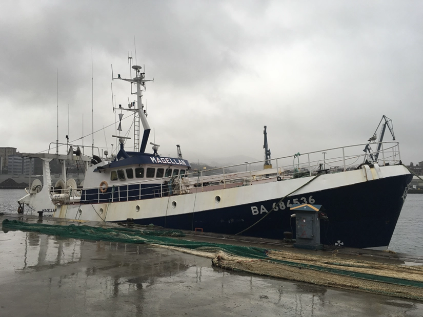 Verificación de la estabilidad de un barco francés en el Puerto de Donibane, Pasajes, fotografiada por un ingeniero de Ingemar Naval en Pasajes<br />
