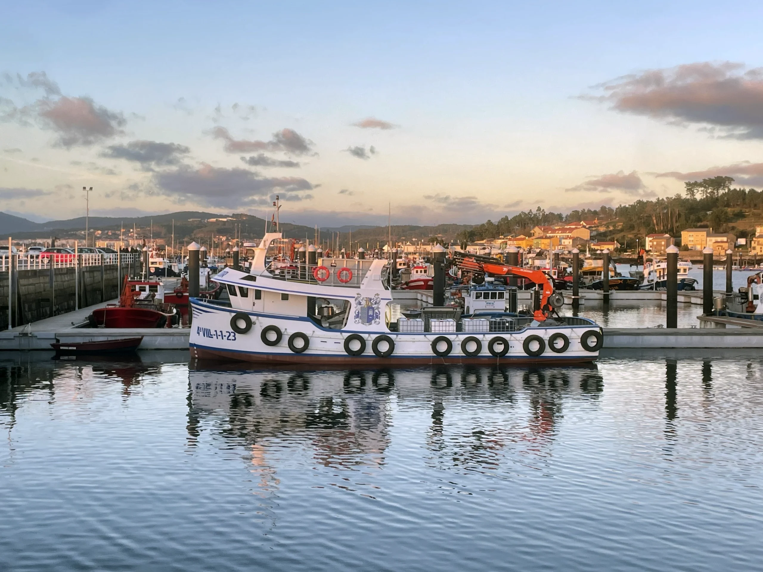 Nueva construcción en el Puerto de Cabo de Cruz, Galicia, fotografiada por un ingeniero de Ingemar Naval en Galicia<br />
