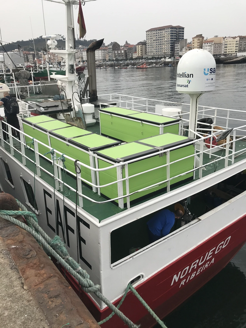 Verificación de la estabilidad de un palangrero en el Puerto de Ribeira, Galicia, fotografiada por un ingeniero de Ingemar Naval en Galicia<br />
